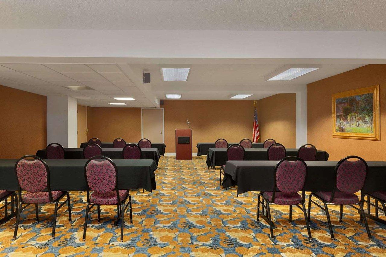 Hotel Baymont By Wyndham Latham Albany Airport Extérieur photo