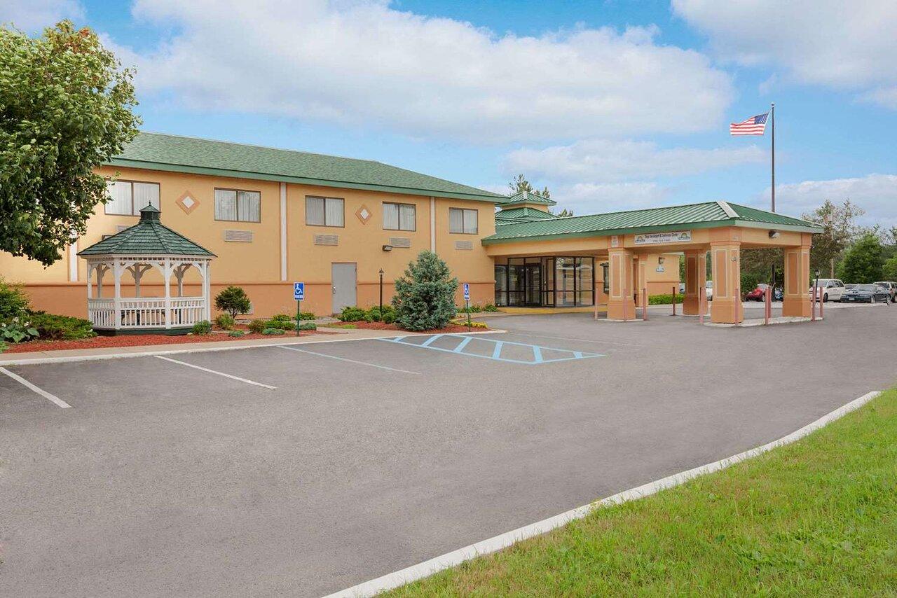 Hotel Baymont By Wyndham Latham Albany Airport Extérieur photo